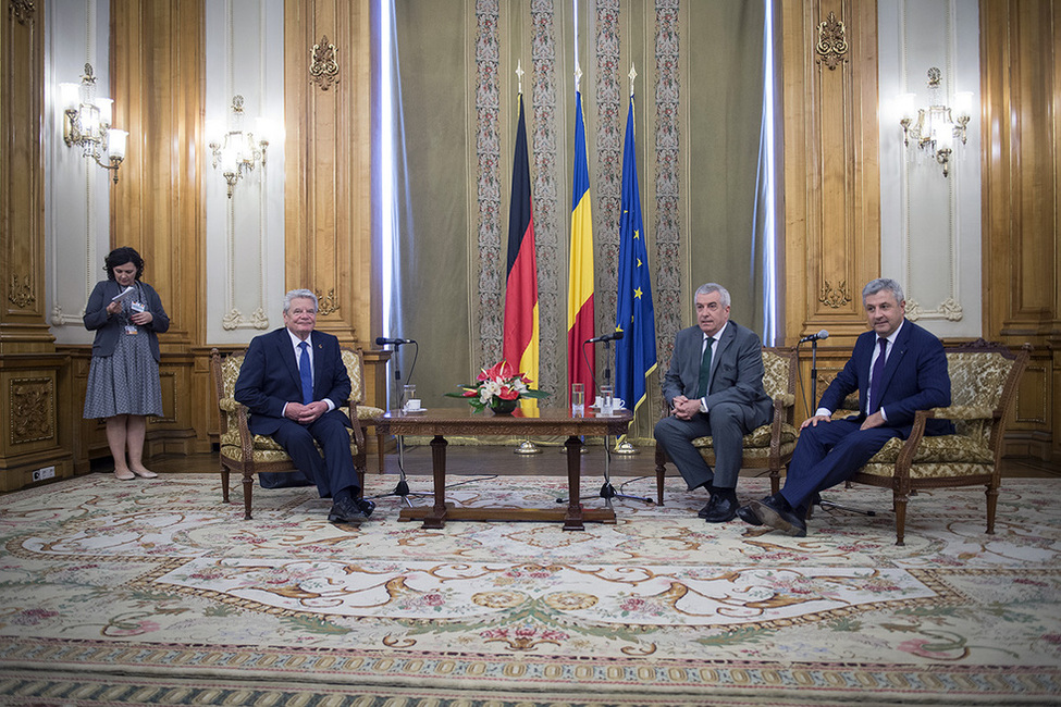 Bundespräsident Joachim Gauck beim Gespräch mit dem Vorsitzenden des Senats, Călin Popescu-Tăriceanu, und dem stellvertretenden Vorsitzenden der Abgeordnetenkammer, Florin Iordache, im Parlament 