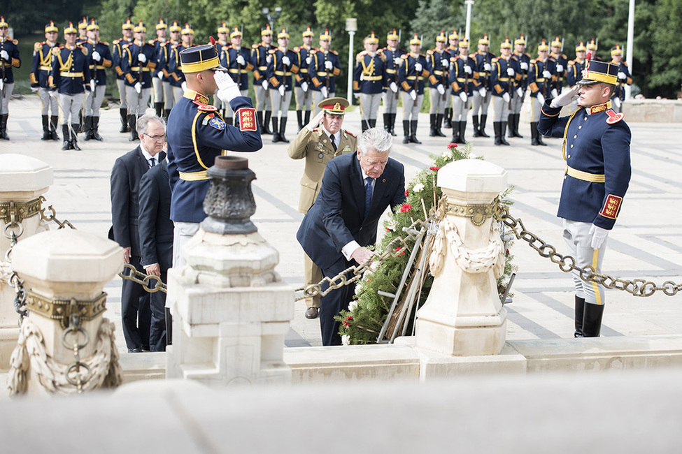 Bundespräsident Joachim Gauck bei der Kranzniederlegung am Grabmal des Unbekannten Soldaten anlässlich der Reise nach Rumänien 