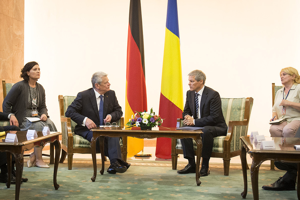 Bundespräsident Joachim Gauck beim Gespräch mit Ministerpräsident Dacian Cioloş in seinem Amtssitz dem Victoriapalast anlässlich der Reise nach Rumänien 