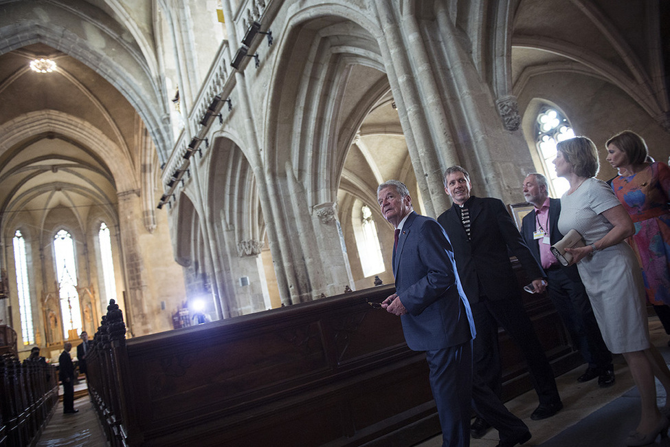 Bundespräsident Joachim Gauck und Daniela Schadt beim Besuch der evangelischen Stadtpfarrkirche in der Altstadt von Hermannstadt anlässlich der Reise nach Rumänien 