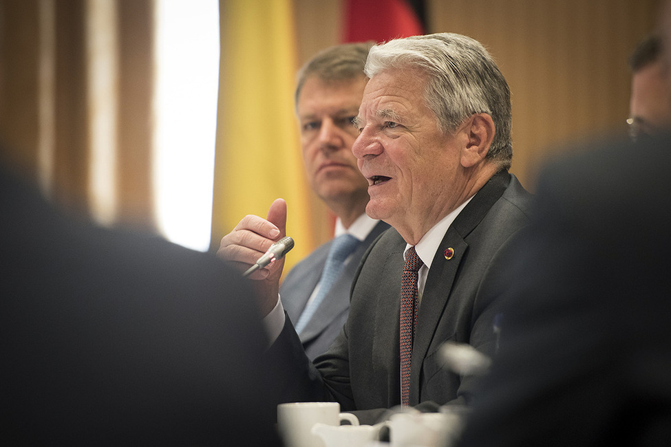 Bundespräsident Joachim Gauck beim gemeinsamen Gespräch mit dem Präsidenten von Rumänien und Vertretern der rumänischen und deutschen Wirtschaft im Hotel Marriott in Bukarest anlässlich der Reise nach Rumänien 