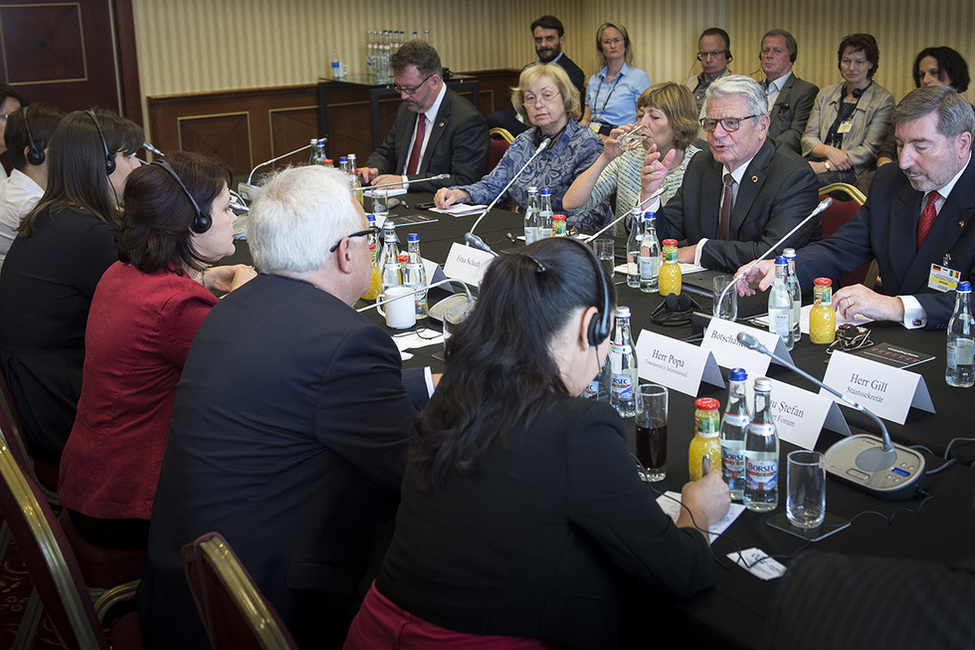 Bundespräsident Joachim Gauck beim Gespräch mit Vertretern der Zivilgesellschaft und unabhängiger staatlicher Institutionen zum Thema 'Korruptionsbekämpfung' im Hotel Marriott in Bukarest anlässlich der Reise nach Rumänien 