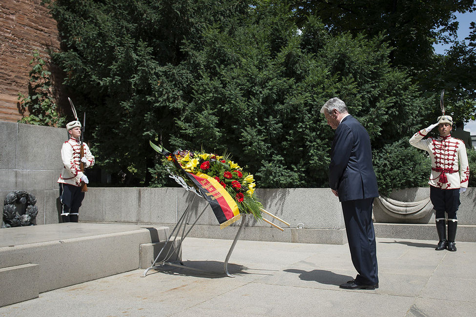 Bundespräsident Joachim Gauck bei der Kranzniederlegung am Ehrendenkmal des Unbekannten Soldaten in Sofia anlässlich der Reise nach Bulgarien 