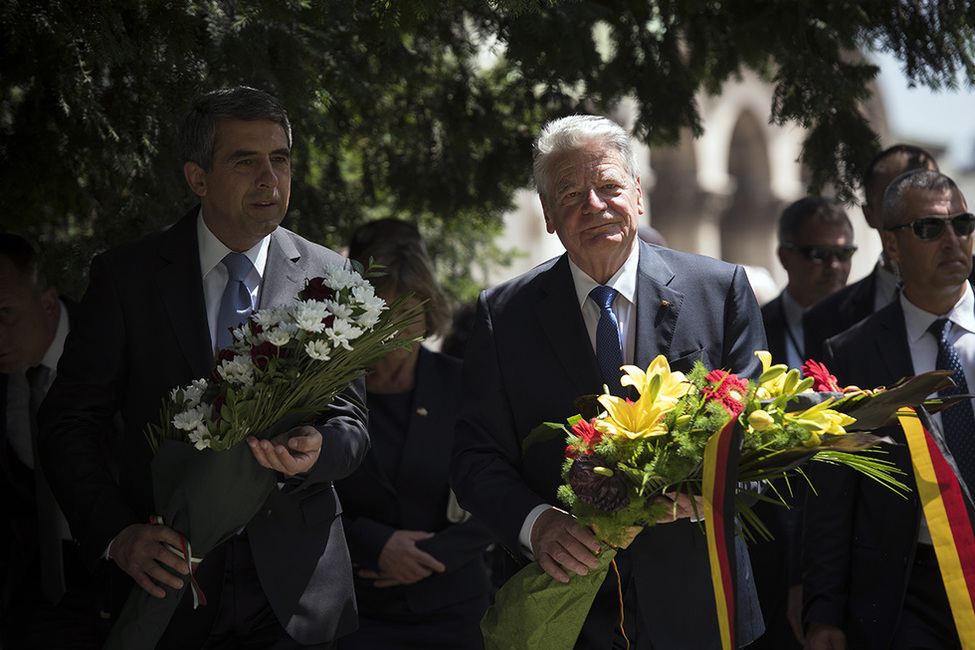 Bundespräsident Joachim Gauck  bei der Niederlegung eines Blumengebindes gemeinsam mit dem Präsidenten der Republik Bulgarien, Rosen Plevneliev, am Gedenkstein Ivan Vazov in Sofia anlässlich der Reise nach Bulgarien 