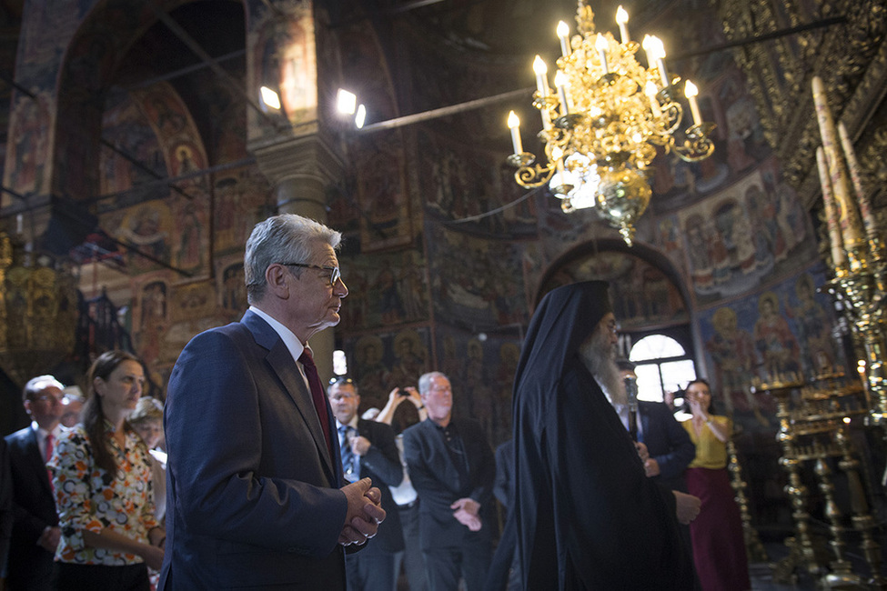Bundespräsident Joachim Gauck bei der gemeinsamen Besichtigung des Rila-Klosters mit Abt Evlogiy, Bischof von Adrianopel in Sofia anlässlich der Reise nach Bulgarien 