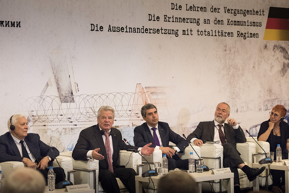 Bundespräsident Joachim Gauck bei einer Paneldiskussion mit Wissenschaftlern und Vertretern der Zivilgesellschaft in Sofia anlässlich der Reise nach Bulgarien 