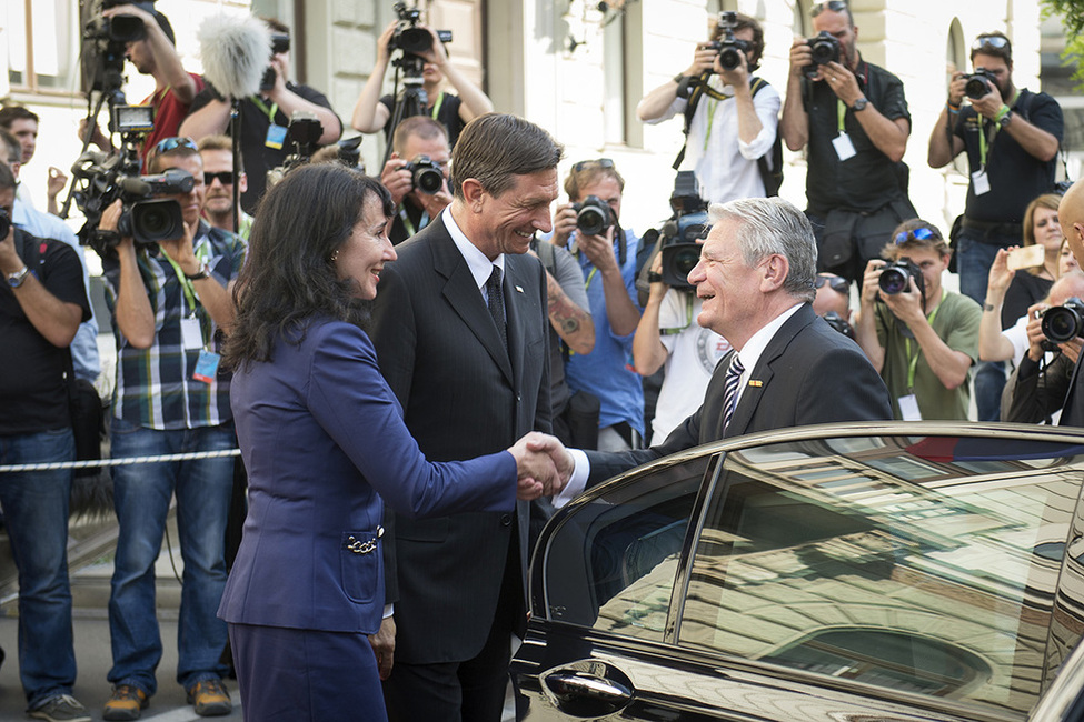 Bundespräsident Joachim Gauck wird durch den Präsidenten der Republik Slowenien, Borut Pahor, und seiner Ehefrau Tanja Pečar am Präsidentenpalast in Laibach begrüßt anlässlich der Reise nach Slowenien 