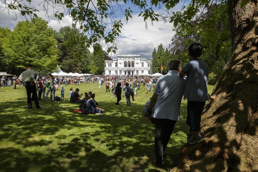 Blick auf den Park der Villa Hammerschmidt anlässlich des Tags der offenen Tür in der Villa Hammerschmidt in Bonn 