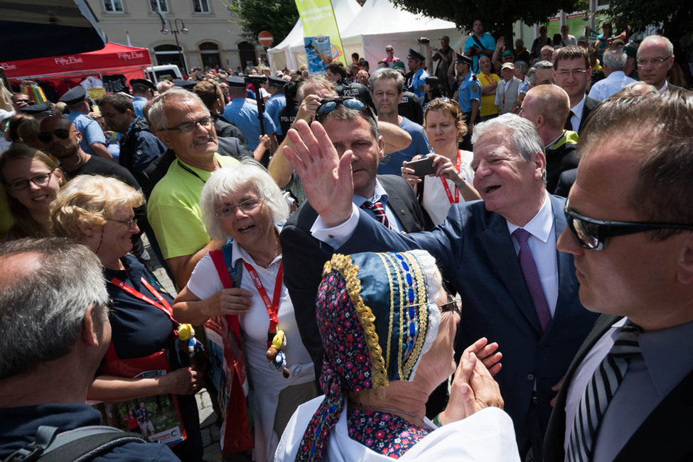 Bundespräsident Joachim Gauck bei der Begegnung mit Wanderern auf dem Marktplatz anlässlich des 116. Deutschen Wandertags in Sebnitz