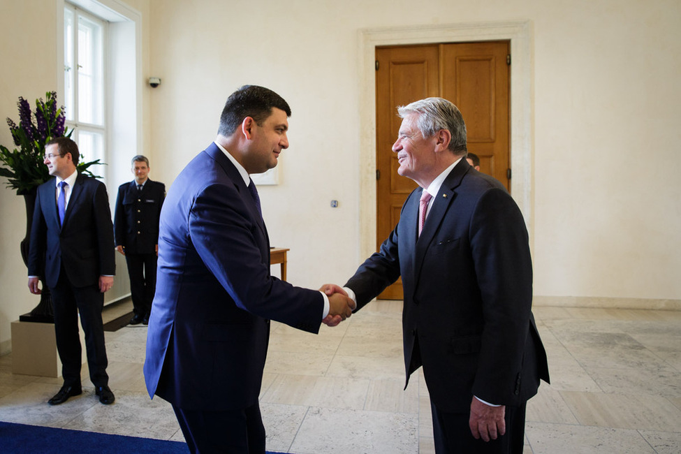 Bundespräsident Joachim Gauck begrüßt den Ministerpräsidenten der Ukraine, Wolodymyr Hroisman, in der Eingangshalle anlässlich des Gesprächs in Schloss Bellevue 