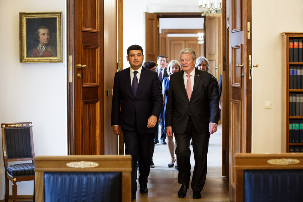 Bundespräsident Joachim Gauck beim Gang ins Amtszimmer mit dem Ministerpräsidenten der Ukraine, Wolodymyr Hroisman, anlässlich des Gesprächs in Schloss Bellevue 