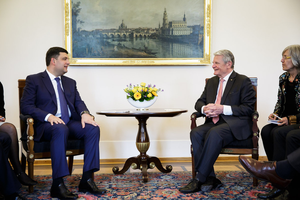 Bundespräsident Joachim Gauck beim Austausch mit dem Ministerpräsidenten der Ukraine, Wolodymyr Hroisman, im Amtszimmer anlässlich des Gesprächs in Schloss Bellevue 