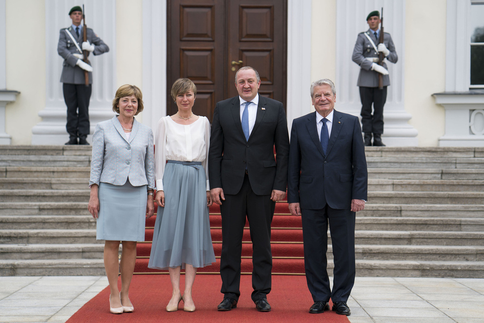 Bundespräsident Joachim Gauck und Daniela Schadt begrüßen den Präsidenten Georgiens Giorgi Margwelaschwili und seine Ehefrau Maka Chichua vor dem Schlossportal anlässlich der Begrüßung mit militärischen Ehren in Schloss Bellevue 