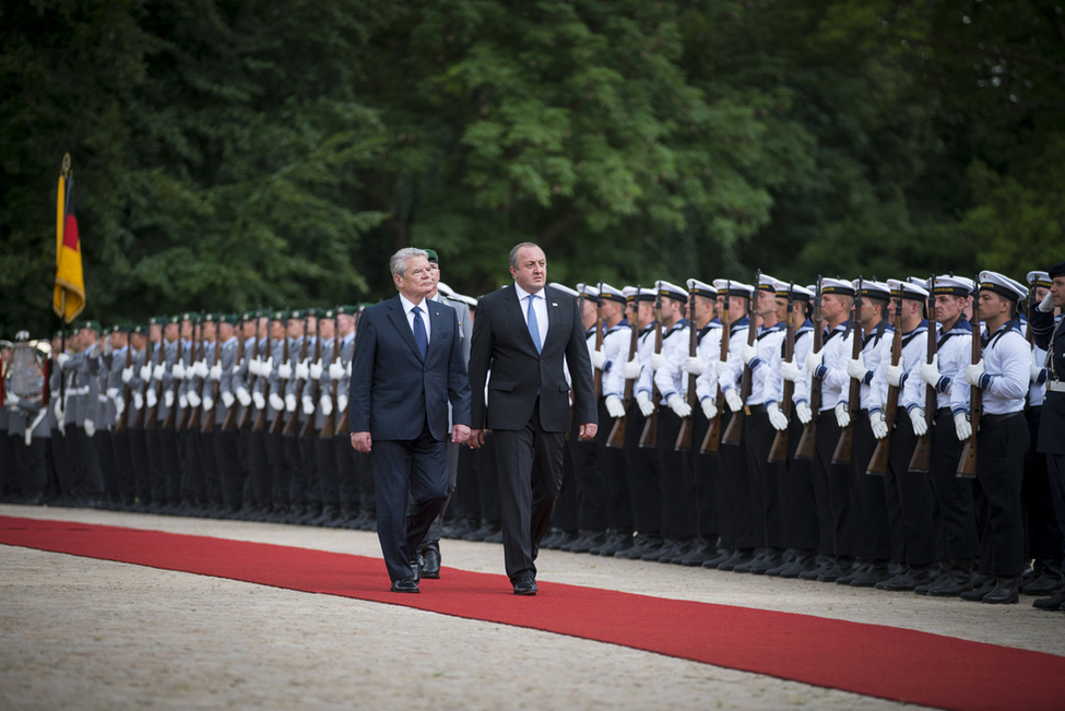 Bundespräsident Joachim Gauck begrüßt den Präsidenten Georgiens Giorgi Margwelaschwili mit militärischen Ehren im Schlosspark anlässlich des Besuchs in Schloss Bellevue 