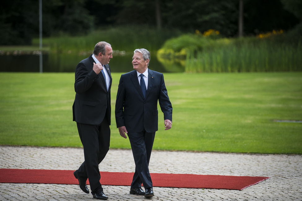 Bundespräsident Joachim Gauck begrüßt den Präsidenten Georgiens Giorgi Margwelaschwili mit militärischen Ehren im Schlosspark anlässlich des Besuchs in Schloss Bellevue 