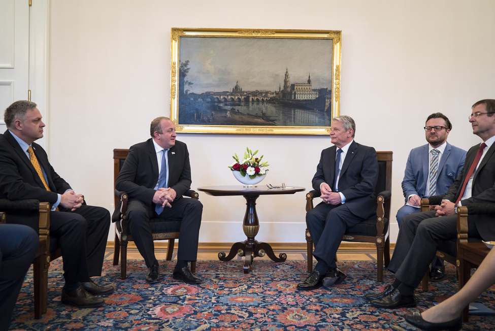 Bundespräsident Joachim Gauck im Gespräch mit dem Präsidenten Georgiens Giorgi Margwelaschwili im Amtszimmer anlässlich der Begrüßung mit militärischen Ehren in Schloss Bellevue 