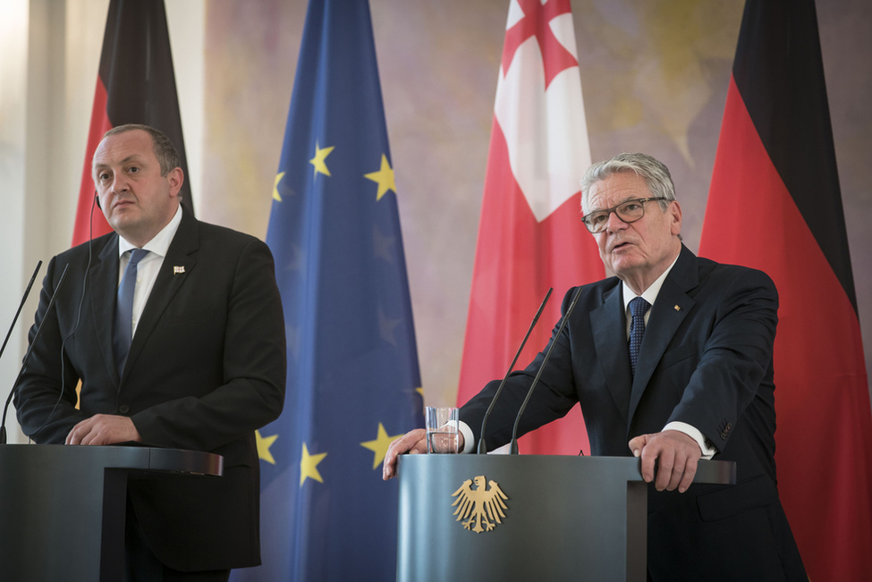 Bundespräsident Joachim Gauck bei der gemeinsamen Begegnung mit der Presse mit dem Präsidenten Georgiens, Giorgi Margwelaschwili, im Großen Saal anlässlich der Begrüßung mit militärischen Ehren in Schloss Bellevue 