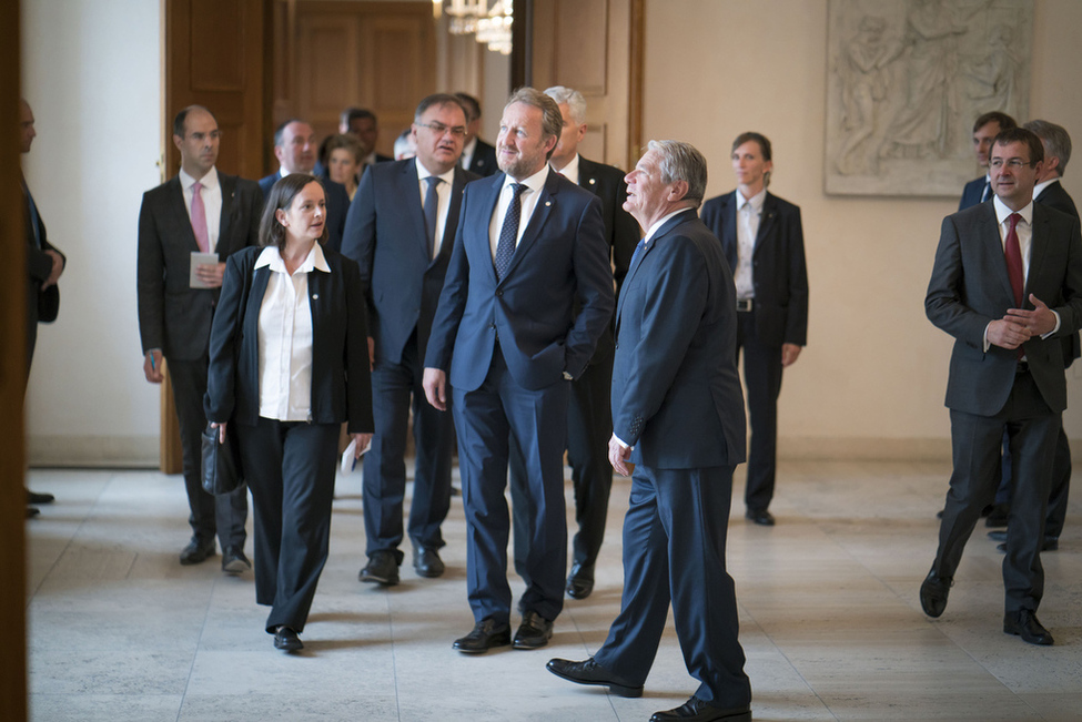 Bundespräsident Joachim Gauck beim Austausch mit Dragan Čović, Bakir Izetbegović und Mladen Ivanić in der Eingangshalle anlässlich des Besuchs der Vertreter des Staatspräsidiums von Bosnien und Herzegowina in Schloss Bellevue 