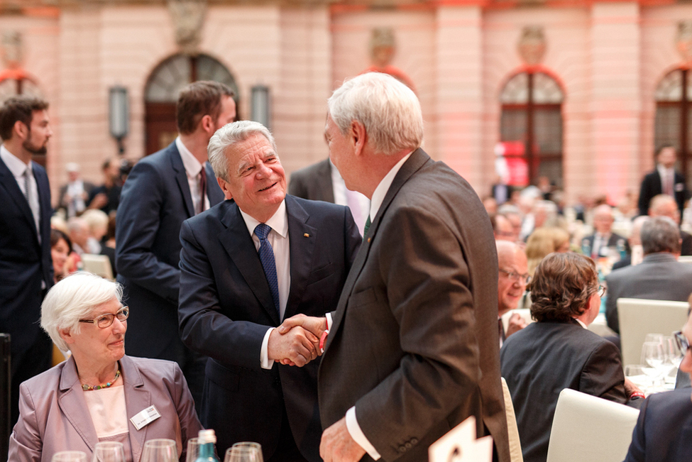 Bundespräsident Joachim Gauck begrüßt Michael Sommer, den ehemaligen Bundesvorsitzenden des Deutschen Gewerkschaftsbundes, beim Festakt zum Jubiläum "40 Jahre Mitbestimmungsgesetz '76" im Deutschen Historischen Museum in Berlin