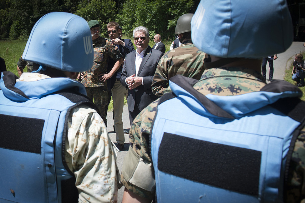 Bundespräsident Joachim Gauck bei der Begegnung mit internationalen Militärbeobachtern auf dem Gelände in Wolfbühl anlässlich seines Informationsbesuchs beim Vereinte Nationen Ausbildungszentrum Bundeswehr in Isny im Allgäu