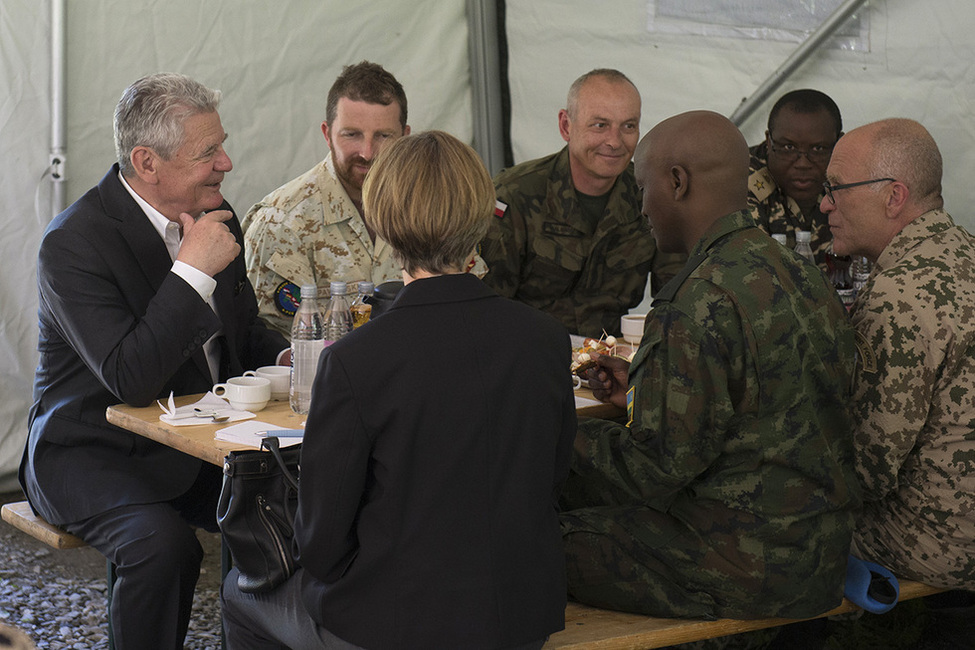 Bundespräsident Joachim Gauck beim Gespräch mit Soldatinnen und Soldaten im Zelt anlässlich seines Informationsbesuchs beim Vereinte Nationen Ausbildungszentrum Bundeswehr in Isny im Allgäu
