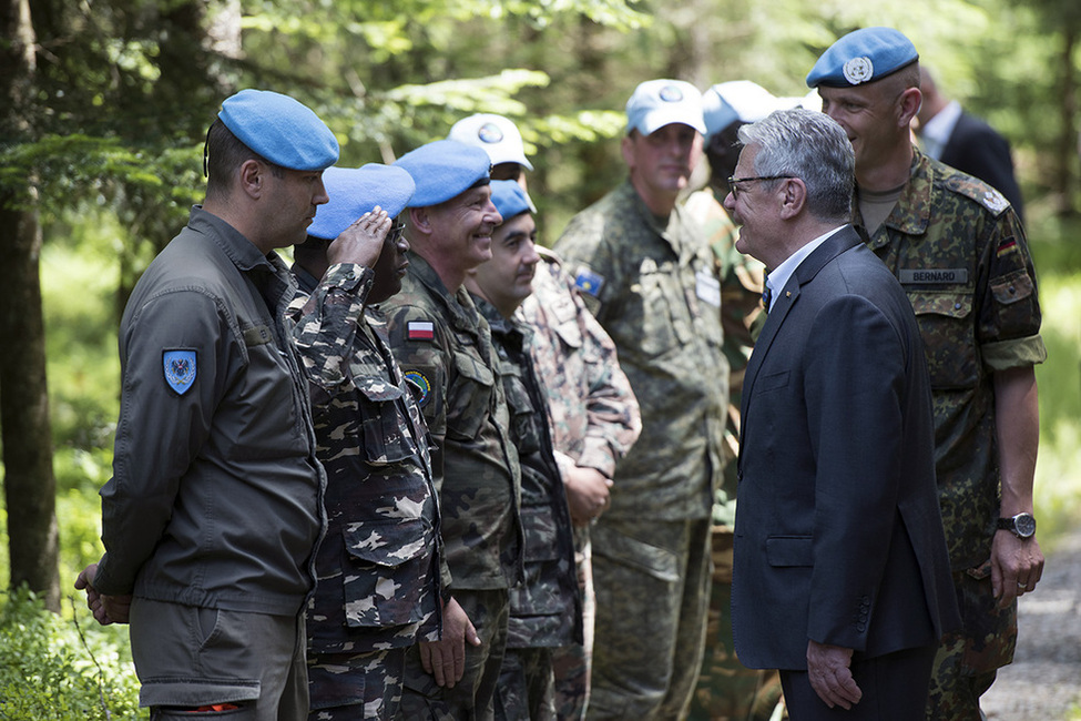 Bundespräsident Joachim Gauck begegnet Soldatinnen und Soldaten bei seinem Informationsbesuch des Vereinte Nationen Ausbildungszentrums Bundeswehr in Isny im Allgäu