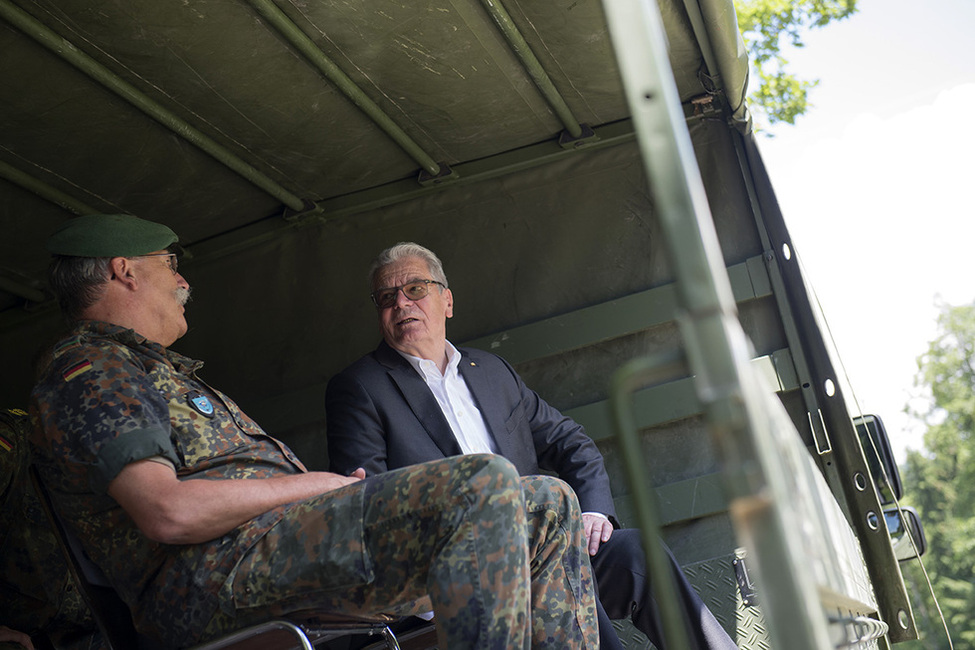 Bundespräsident Joachim Gauck beim Austausch mit Oberst Michael Uhrig, Kommandeur des Ausbildungszentrums, anlässlich seines Informationsbesuchs beim Vereinte Nationen Ausbildungszentrum Bundeswehr in Isny im Allgäu