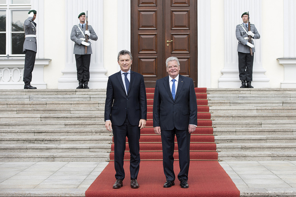 Bundespräsident Joachim Gauck begrüßt den Präsidenten der Republik Argentinien, Mauricio Macri, am Schlossportal anlässlich des Besuchs in Schloss Bellevue 