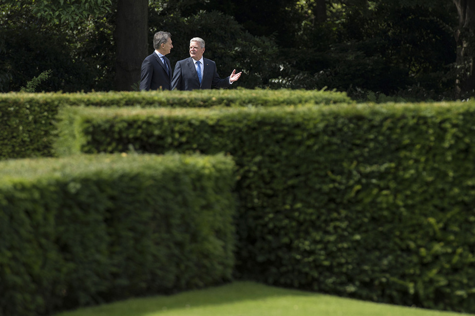Bundespräsident Joachim Gauck begrüßt den Präsidenten der Republik Argentinien, Mauricio Macri, mit militärischen Ehren im Schlosspark anlässlich des Besuchs in Schloss Bellevue 