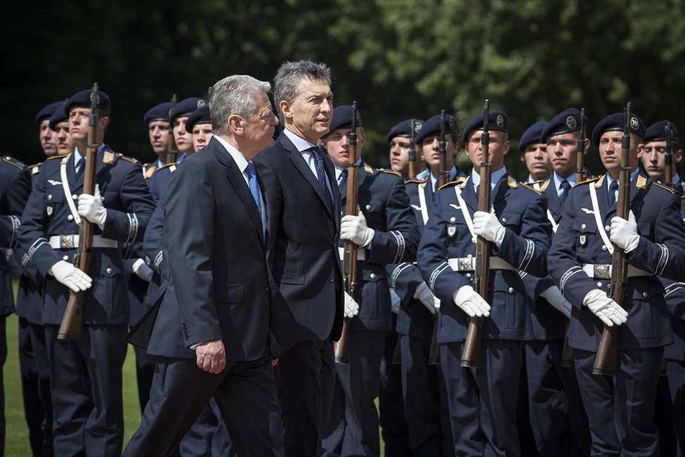 Bundespräsident Joachim Gauck begrüßt den Präsidenten der Republik Argentinien, Mauricio Macri, mit militärischen Ehren im Schlosspark anlässlich des Besuchs in Schloss Bellevue 