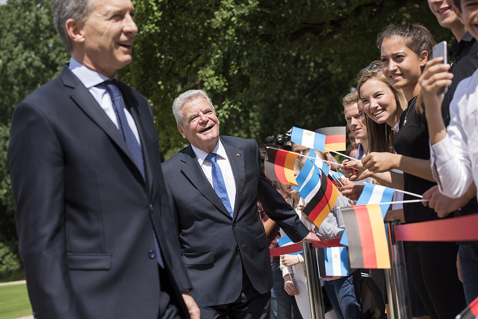 Bundespräsident Joachim Gauck bei der gemeinsamen Begrüßung mit dem Präsidenten der Republik Argentinien, Mauricio Macri, von Schülerinnen und Schüler der Sportschule am Olympiapark – Poelchau-Oberschule aus Berlin-Charlottenburg im Schlosspark