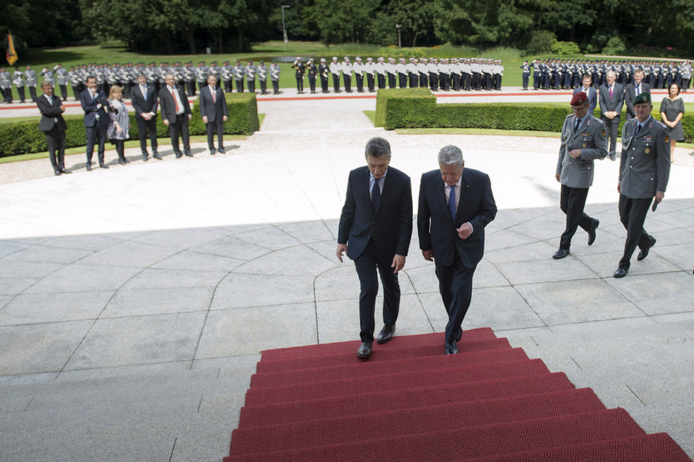 Bundespräsident Joachim Gauck bei dem gemeinsamen Gang ins Amtszimmer mit dem Präsidenten der Republik Argentinien, Mauricio Macri, anlässlich der begrüßung mit militärischen Ehren in Schloss Bellevue 