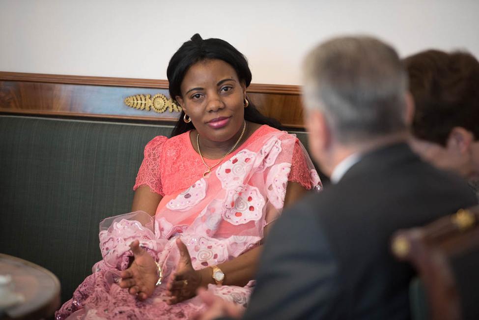 Bundespräsident Joachim Gauck im Gespräch mit der Botschafterin der Republik Burundi, Else Nizigama Ntamagiro, anlässlich der Akkreditierung von Botschaftern