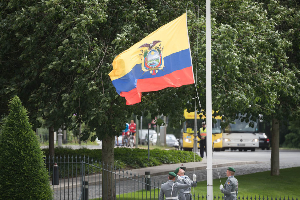 Fahnen-Zeremoniell für den Botschafter der Republik Ecuador, Diego Fernando Morejón Pazmiño, anlässlich der Akkreditierung von Botschaftern