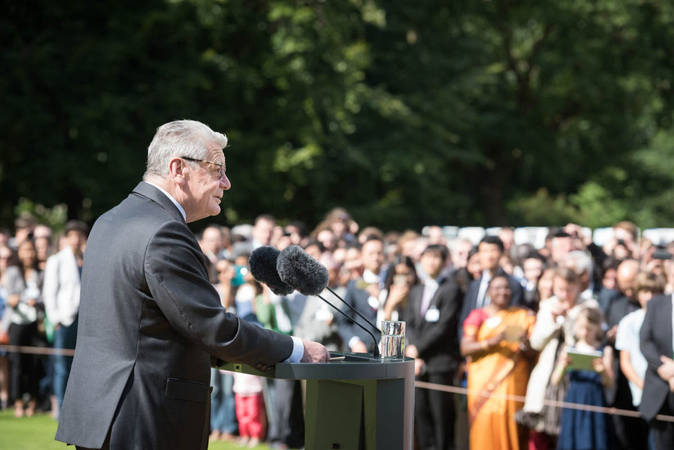 Bundespräsident Joachim Gauck hält eine Ansprache beim Empfang für Stipendiatinnen und Stipendiaten und Forschungspreisträger der Alexander von Humboldt-Stiftung im Park von Schloss Bellevue