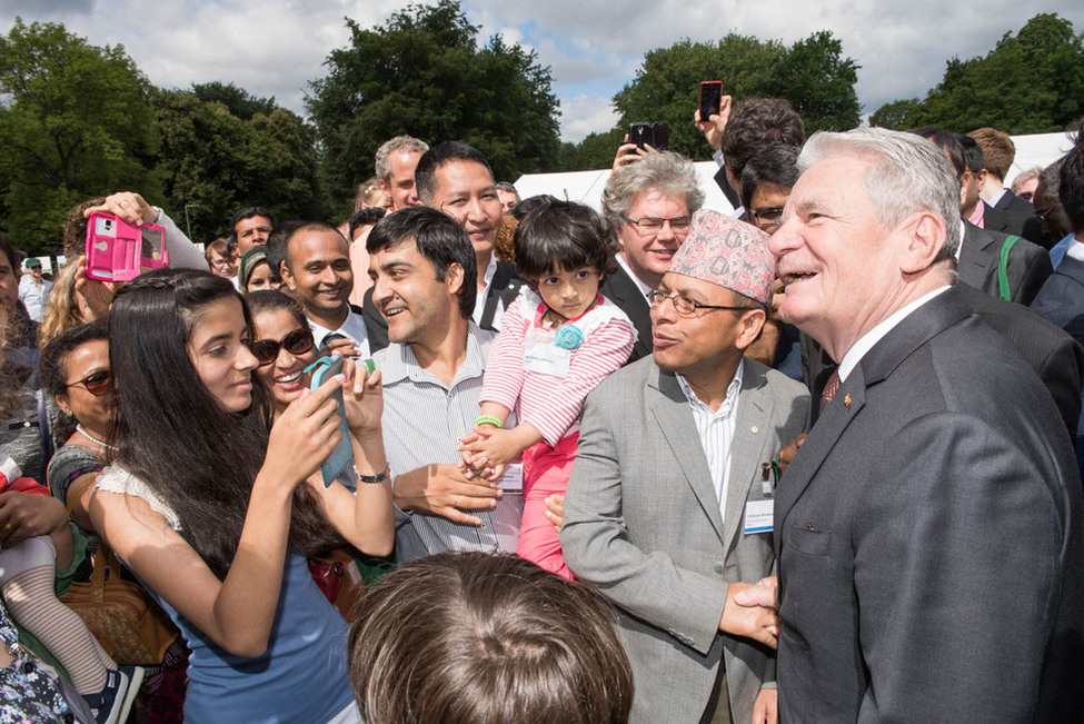 Bundespräsident Joachim Gauck beim Empfang für Stipendiatinnen und Stipendiaten und Forschungspreisträger der Alexander von Humboldt-Stiftung im Park von Schloss Bellevue