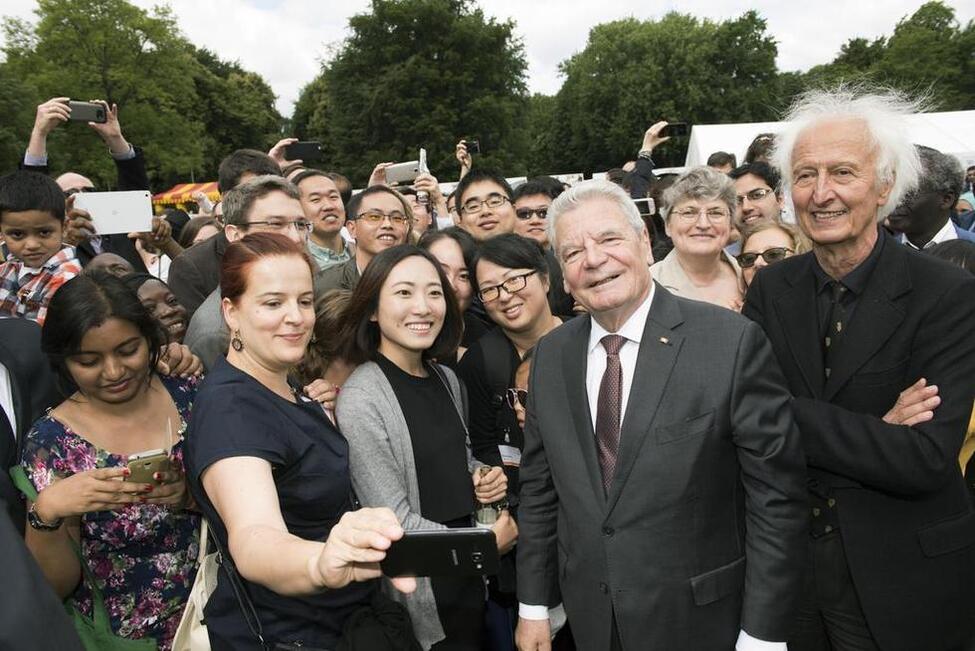 Bundespräsident Joachim Gauck beim Empfang für Stipendiatinnen und Stipendiaten und Forschungspreisträger der Alexander von Humboldt-Stiftung im Park von Schloss Bellevue