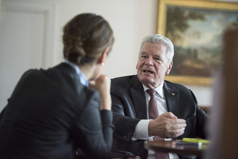 Bundespräsident Joachim Gauck im Gespräch mit Tanit Koch und Ralf Schuler anlässlich des Interviews mit der Bild Zeitung im Amtszimmer in Schloss Bellevue 