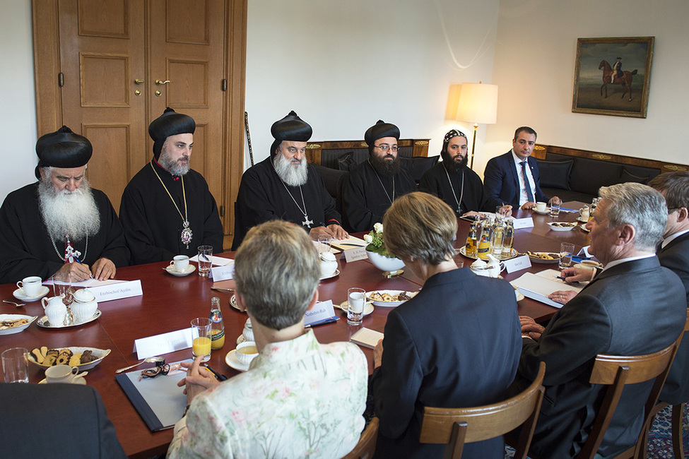Bundespräsident Joachim Gauck beim Gespräch mit dem Patriarchen der Syrisch-Orthodoxen Kirche, Ignatius Aphrem II, im Gartensalon in Schloss Bellevue