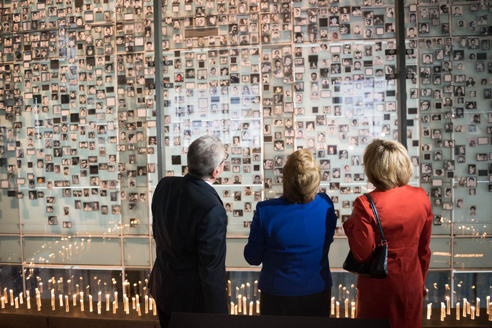 Bundespräsident Joachim Gauck und Daniela Schadt besuchen das Museum der Erinnerung und der Menschenrechte mit der chilenischen Präsidentin Michelle Bachelet (m.) anlässlich des Staatsbesuchs in der Republik Chile