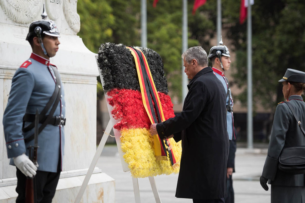 Bundespräsident Joachim Gauck legt am Ehrenmal für den chilenischen Unabhängigkeitskämpfer Bernardo O’Higgins ein Blumengesteck nieder, anlässlich des Staatsbesuchs in der Republik Chile