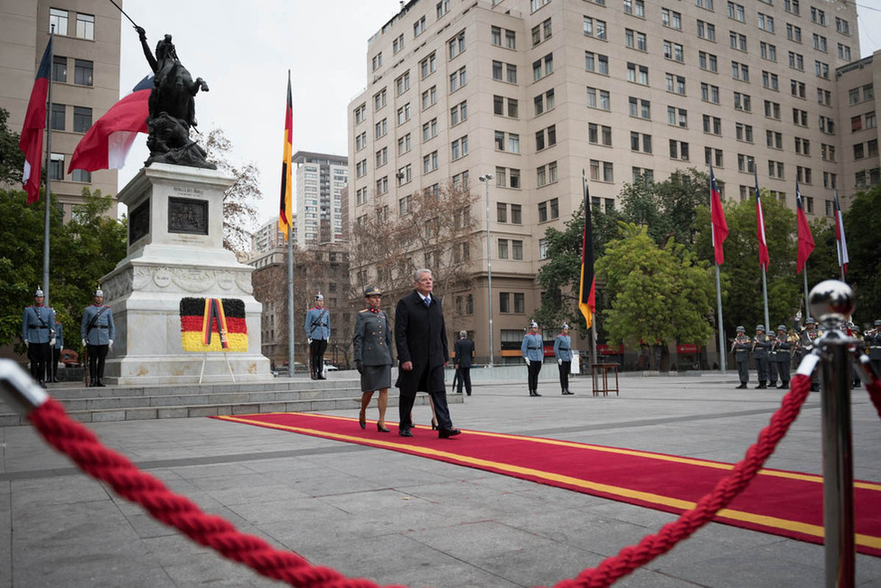 Bundespräsident Joachim Gauck beim Gedenken am Ehrenmal des chilenischen Unabhängigkeitskämpfers Bernardo O’Higgins anlässlich seines Staatsbesuchs in der Republik Chile