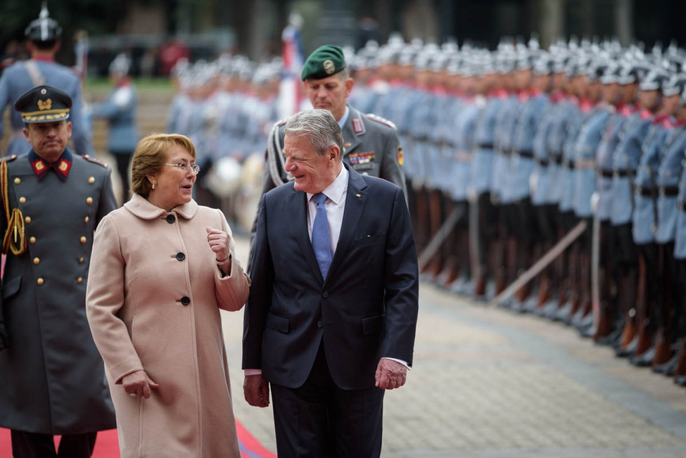 Bundespräsident Joachim Gauck bei der Begrüßung mit militärischen Ehren durch die Präsidentin der Republik Chile, Michelle Bachelet, anlässlich seines Staatsbesuchs in der Republik Chile