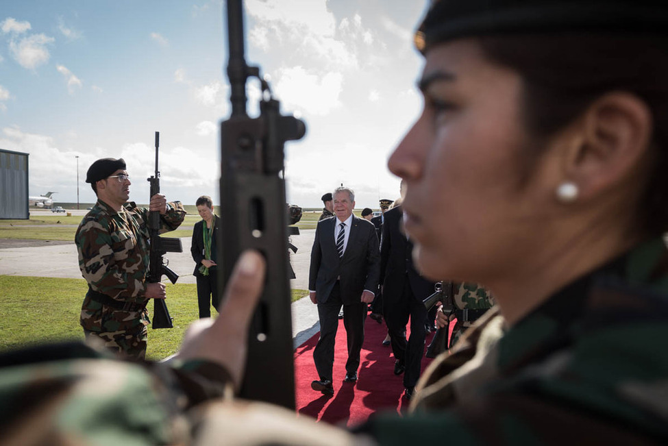 Bundespräsident Joachim Gauck bei der Ankunft auf dem Internationalen Flughafen Carrasco bei Montevideo anlässlich des Staatsbesuchs in der Republik Östlich des Uruguay