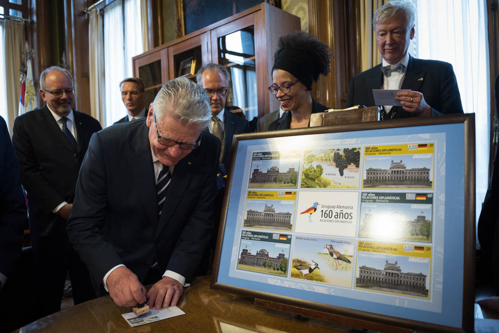 Bundespräsident Joachim Gauck bei der Zeremonie zur Vorstellung von zwei Sonderbriefmarken der uruguayischen Post anlässlich des Staatsbesuchs in der Republik Östlich des Uruguay