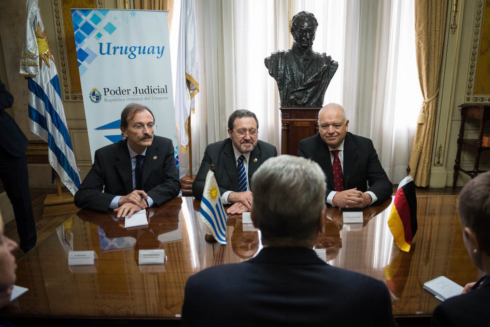 Bundespräsident Joachim Gauck beim Austausch mit dem Präsidenten des Obersten Gerichtshofs während des Staatsbesuchs in der Republik Östlich des Uruguay