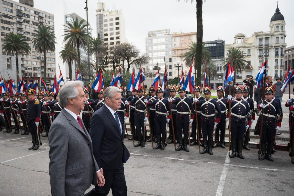 Bundespräsident Joachim Gauck bei der Begrüßung mit militärischen Ehren durch den Präsidenten Tabaré Ramón Vázquez Rosas während des Staatsbesuchs in der Republik Östlich des Uruguay