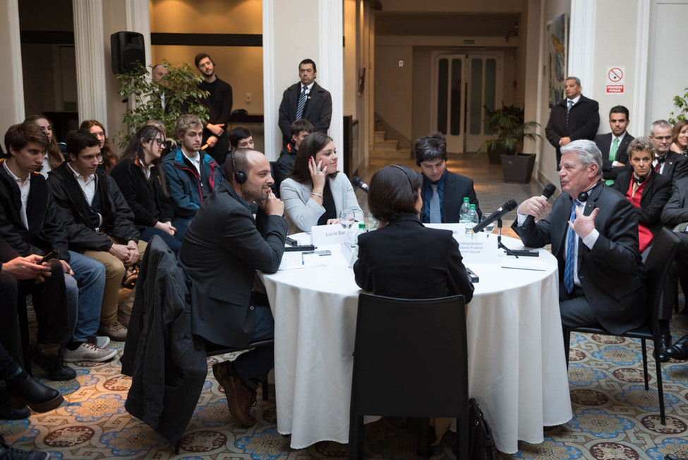 Bundespräsident Joachim Gauck bei einer  Diskussionsrunde mit Jugendvertretern zum Thema 'Soziale Inklusion Jugendlicher in Uruguay' während des Staatsbesuchs in der Republik Östlich des Uruguay