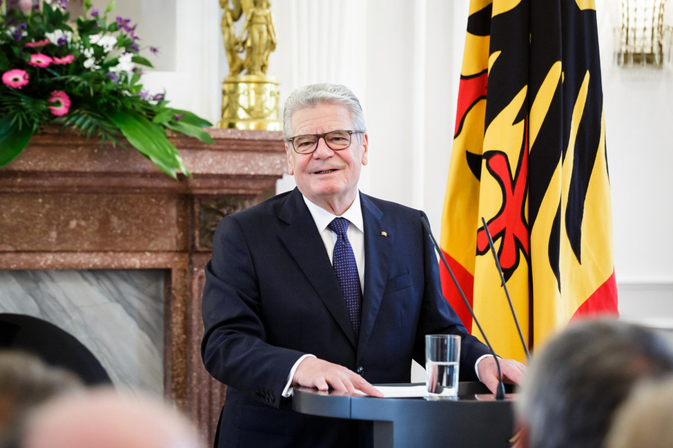 Bundespräsident Joachim Gauck hält eine Rede anlässlich des Richterwechsels am Bundesverfassungsgericht im Langhanssaal in Schloss Bellevue 