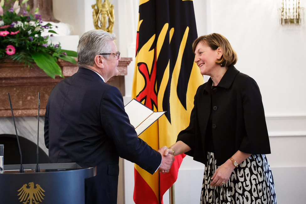 Bundespräsident Joachim Gauck bei der Ernennung von Christine Langenfeld anlässlich des Richterwechsels am Bundesverfassungsgericht im Langhanssaal in Schloss Bellevue 